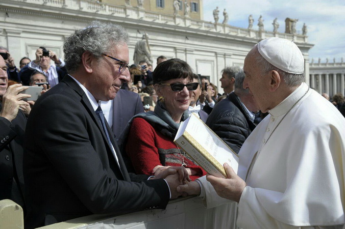 Авторы вручают книгу папе Римскому